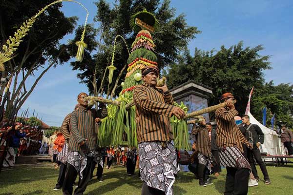 Tradisi, Adat & Kearifan Lokal